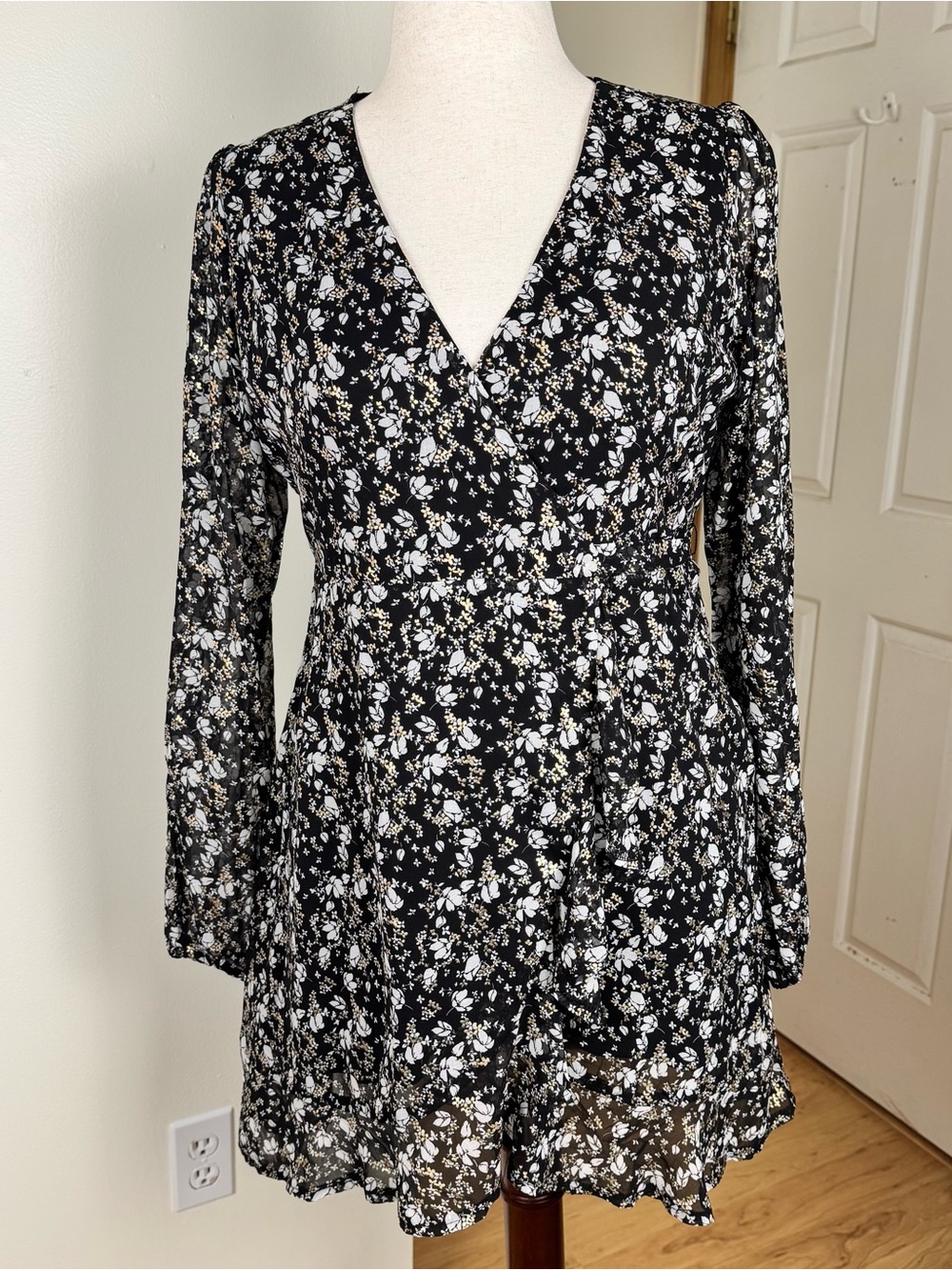 NWT Francesca's Black Floral V-Neck Long Sleeve Ruffle Hem Mini Dress Size M